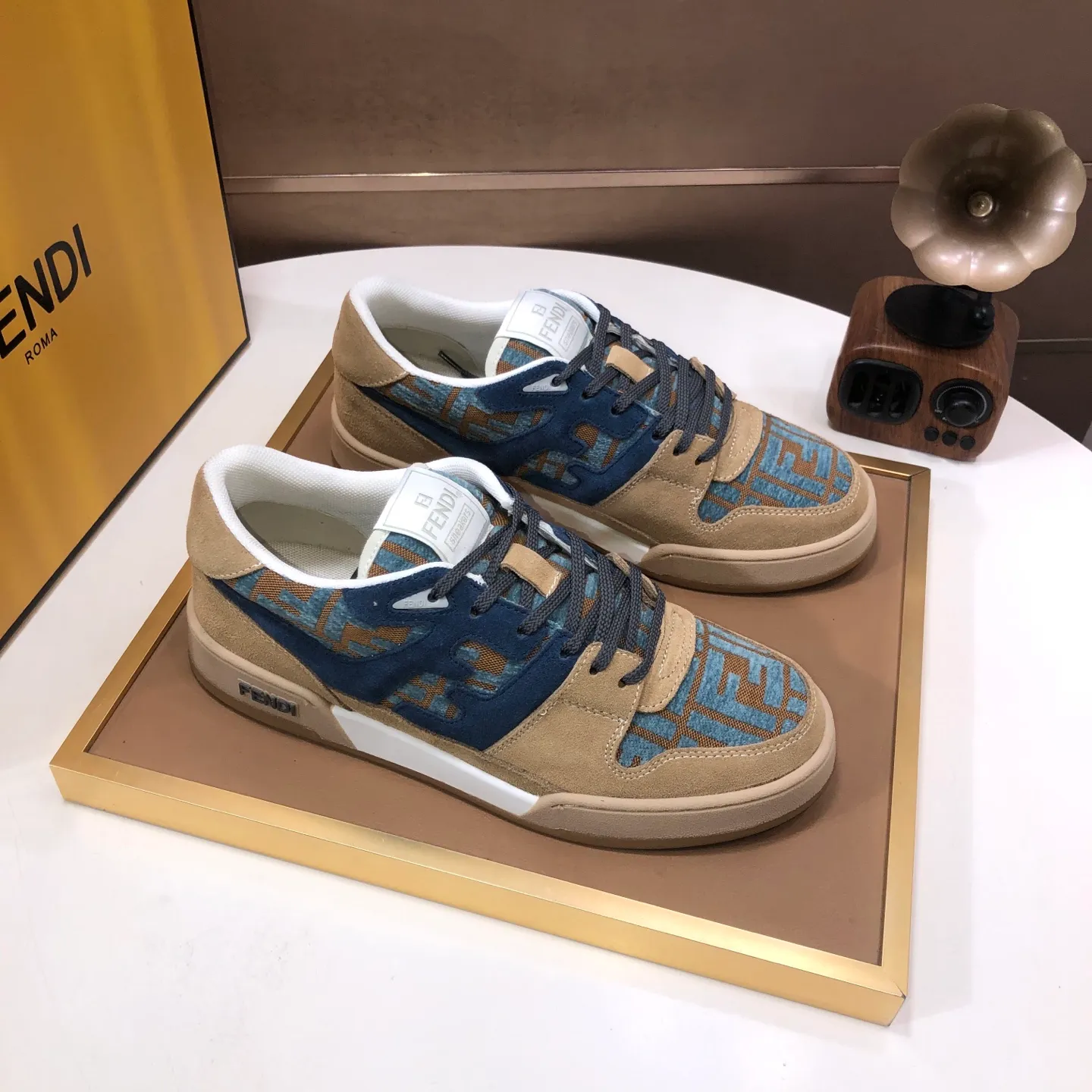 Men's men's shoes 💰600💰 Fendi 2023 latest couple model 🔥 Many 💑 stars have the same style FD match Original one-to-one replica Designer Kim Jones's first sneaker fendi match and Donkey brand Trainer basketball sneakers Material: Original silk leather Lining: Breathable mesh Packaging: Original 1:1 matching high-end packaging Size: Female 35-40 Male 38-44 (45 46. Custom-made (no return or exchange)